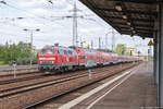 MEG 305 (218 467-9) Mitteldeutsche Eisenbahn GmbH mit 19 Schrottwagen in Berlin-Schönefeld Flughafen und fuhr weiter Richtung Glasower Damm.