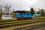 Die 742 441-9 (CZ- ČDC 92 54 2 742 441-9) der ČD Cargo steht am 24.11.2022 bei der Diesel-Tankstelle beim Bahnhof Domažlice (Taus).

Hinten leider ein sehr trauriges Kapitel der Böhmischen Westbahn, die sehr zerstörte alex 223 066-2  Herkules  (92 80 1223 066-2 D-DLB)....
Am Mittwochmorgen des 04.08.2021 gegen 7.40 Uhr kommt der Frühzug aus München im Grenzort Furth im Wald an. Das Personal der tschechischen Bahn České Drahy (ČD) löst die deutschen Kollegen für die Weiterfahrt nach Prag ab, alles wie gewohnt. Einige Minuten nachdem der Alex-Express die bayerisch-böhmische Grenze überquert hat, passiert das Unglück. Der alex-Zug kollidiert auf dem eingleisigen Streckenabschnitt frontal mit einer tschechischen Regionalbahn (einem „RegioShark“  der ČD BR 844 bei dem Dorf Milavce. Drei Menschen sterben, zehn Menschen erlitten schweren bis lebensgefährlichen und mehr als 30 Personen erlitten leichtere Verletzungen wie Schürfwunden und Prellungen.

Nach ersten Erkenntnissen hatte der Expresszug München-Prag zunächst ein Langsamfahrt- und dann ein Haltesignal missachtet. Er ist dann auf der eingleisigen Strecke mit dem entgegenkommenden Triebwagenzug („RegioShark“) kollidiert, der auf dem Weg von Plzeň (Pilsen) nach Domazlice (Taus) an der deutschen Grenze war. Die offiziellen Ermittlungen zur Unfallursache dürften Monate in Anspruch nehmen. Auch ein technischer Defekt wird nicht ausgeschlossen, hieß es. 

Leider kommt es auf tschechischen Eisenbahnstrecken kommt es immer wieder zu Unfällen. Die Sicherungstechnik gilt vielerorts als veraltet.