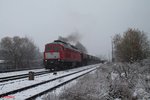 Im Schneegestöber macht sich 232 201-4 in Pechbrunn an die Arbeit um den Schotterzug 62720 nach Nürnberg zu befüllen und zusammen zu rangieren.