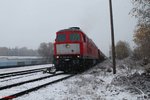 Im Schneegestöber macht sich 232 201-4 in Pechbrunn an die Arbeit um den Schotterzug 62720 nach Nürnberg zu befüllen und zusammen zu rangieren.