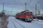 Noch unter  Castor-Vollschutz  rollen die 232 209 + 232 347 am 17.12.2010 zur Bespannung des Schadwagenzuges 52978 durch Rostock-Seehafen.