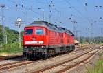 Nach getaner Arbeit rollen die 232 240 und 232 703 am 06.07.2012 langsam in Richtung Bw.Geknipst am Stw R20 in Rostock-Seehafen.