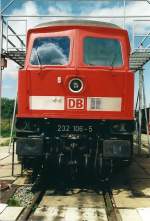 Am 20.05.2004 steht die 232 106 in Rostock-Seehafen.Im verkehrsroten Lack zeigt sie sich mit UIC-Dose,verschlossenen Buchsen der Doppeltraktionssteuerung,metallgefassten Frontscheiben sowie den