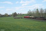 233 698-0 lässt Reuth bei Erbendorf hinter sich und zieht gerade mit dem 51724 NNR - LE bei Röthenbach am Steinwald/Letten vorbei.