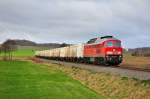 Mit Holzhackschnitzel Zug aus Wismar rollt die 233 525 durch Bollbrücke in Richtung Rostock.Geknipst am 06.12.2013.