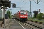 Die DB 245 006 (UIC 92 80 1245 006-2 D-DB) erreicht mit ihrem IRE3 von Friedrichshafen Hafen nach Basel Bad Bf.