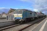Leider mit Gegenlicht durchfahrt am 21 September 2025 RDC 2700-02 mit ein Kesselwagenzug NIebüll. Leider mit Gegenlicht durchfahrt am 21 September 2025 RDC 2700-02 mit ein Kesselwagenzug NIebüll.