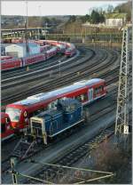 Fast wie ein Fremdkrper wirkt die 365 143-7 inmitten der DB-roten Fahrzeuge in Ulm.