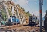 Während die SBB Re 6/6 11634  Aarburg-Oftringen  mit einer SBB Re 4/4 II einen Güterzug die BLS Südrampe hochziehen und nun dien Station Ausserberg erreicht haben, steht dort auf Gleis 1 die DB 260 106-0, welche wohl für Bau- oder Unterhaltsarbeiten bei der BLS im Einsatz zu sein scheint. 

Analogbild vom Juni 1996

