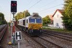 Mit der Warnung vor dem Sensenmann - damit man nicht die Gleise im Fahrbetrieb betritt - wurde 247 051-6 mit ihrem gemischten Güterzug am abendlichen 10.06.16 in Markt Schwaben im Bild