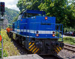 Die SPITZKE G 1206-SR-01 / 275 846-4 (92 80 1275 846-4 D-SLG) der SPITZKE SE (Großbeeren), ex XR 01 der SPITZKE RIEBEL GLEISLOGISTIK, ex V 200 001 der Xaver Riebel Gleisbau, fährt am 17 Juli 2025, mit einem Flachwagen-Güterzug (vierachsige Flachwagen mit Stahlfußboden, Seiten- und Stirnwänden der Gattung Res), durch Kirchen (Sieg) in Richtung Siegen.

Die MaK G 1206 wurde 2003 von Vossloh unter der Fabriknummer 1001382 gebaut und an die Xaver Riebel Gleisbau als V 200 001 geliefert.
Lebenslauf
18.03.2003 Auslieferung an Xaver Riebel Gleisbau GmbH & Co. KG, Buchloe  V 200 001  
09.12.2008 SRG - SPITZKE RIEBEL GLEISLOGISTIK GmbH, Buchloe  XR 01  (NVR-Nummer: 92 80 1275 846-4 D-XR)
Ab 01.07.2015 SPITZKE SE, Großbeeren  XR 01 (92 80 1275 846-4 D-SLG), später Umzeichnung in  G 1206-SR-01   

Die MaK G 1206 ist im schweren Rangier- und Streckendienst einsetzbar. Sie wurde 1997 zum ersten Mal gebaut und ist nach Deutschland, Österreich, der Schweiz, Luxemburg, Italien, Spanien, den Niederlanden und nach Frankreich verkauft worden. Allein 23 Lokomotiven fahren als BB 61000 bei der SNCF, davon sechs mit MTU-Motor (Die G 1206 gibt es wahlweise mit Caterpillar- oder MTU-Motor). Eine Weiterentwicklung der MaK 1206 ist die Vossloh G 1700 BB. 

Im Zuge der fortschreitenden Liberalisierung des Schienenverkehrs in Deutschland zeichnete sich Ende der 1990er Jahre ein zunehmender Bedarf an streckentauglichen Diesellokomotiven. Bei zahlreichen Bahnen bestanden damals Überlegungen, Verkehrsleistungen über das eigene Netz hinaus auf Gleisen der DB AG eigenständig zu erbringen, was in den folgenden Jahren auch vielfältig realisiert wurde.

Mit der G 1206 stand zwar im Prinzip schon eine für diese Einsätze geeignete Maschine zur Verfügung, jedoch gab es an der Maschine noch Verbesserungspotential, das nun genutzt wurde. Inzwischen standen in der benötigten Leistungsklasse neu entwickelten Motoren zur Verfügung, die mit 12 statt 16 Zylindern auskommen. Statt des in den Lokomotiven für die Dortmunder Eisenbahn verwendeten neuen MTU-Motors entschied man sich für die kommende Serienproduktion aber für einen technisch ähnlichen Motor von Caterpillar, den 3512B. Im Zuge der Anpassung der Lok an diesen Motor erhielt sie geringfügig breitere Motor- und höhere Getriebehauben, wodurch sich diese Loks schon äußerlich von ihren Vorgängern unterscheiden.

Ebenfalls überarbeitet wurde das Fahrwerk. Hier kamen weiterentwickelte Drehgestelle mit Lenkerführung für eine Höchstgeschwindigkeit von 100 km/h zum Einsatz. Die Radsätze werden bei diesen Drehgestellen nicht mehr von einer Gleitplattenführung sondern von verschleißfreien Lenkern geführt. Damit konnte nicht nur das Laufverhalten verbessert und damit die Höchstgeschwindigkeit gesteigert, sondern auch die Führung von Drehgestell und Radsatz weitgehend verschleißfrei ausgeführt werden. Für den Antrieb wurden nicht mehr die Radsatzgetriebe aus eigener Fertigung verwendet, sondern welche von ZF mit einer für die Höchstgeschwindigkeit besser geeigneten Übersetzung.

TECHNISCHE DATEN der G 1206:
Spurweite: 1.435 mm (Normalspur)
Antriebart: dieselhydraulisch
Achsfolge: B'B' 
Länge über Puffer: 14.700 mm
Drehzapfenabstand: 7.200 mm
Achsabstand im Drehgestell: 2.400 mm
größte Breite: 3.080 mm
Höhe über Schienenoberkante: 4.220 mm
Raddurchmesser neu: 1.000 mm
Motor: Caterpillar 12 Zylinder 4-Takt Dieselmotor mit Abgasturbolader und Ladeluftkühlung vom Typ 3512B DI TA-SC
Leistung: 1.500 kW bei1.800 U/min
Strömungsgetriebe: Voith L 5r4 zU2
Anfahrzugkraft: 267 kN
Höchstgeschwindigkeit: 100 km/h
max. Schleppgeschwindigkeit: 80 km/h
kleinste Dauerfahrgeschwindigkeit: 10 km/h
kleinster befahrbarer Gleisbogen:	60 m
Dienstgewicht: 87,3 t
mittlere Achslast: 21,8 t
Kraftstoffvorrat: 3.150 l
