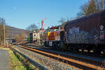 Nun hat der lange Übergabezug der KSW am 03.03.2023 im Bahnhof Herdorf Signal Hp 2 (Langsamfahrt) und die Fahrt nach Dillenburg kann beginnen.