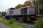 Die 277 809-0  Elmi“ (92 80 1277 809-0 D-KAF), eine Vossloh MaK G 1700 BB der KAF - Falkenhahn Bau AG (Kreuztal), steht am 12 Oktober 2025 mit einem Schotterzug im Bahnhof Herdorf. Mit dem Zug werden später die neuen Weichen 25 und 26 eingeschottert. 
Die Vossloh MaK G 1700 BB wurde 2001 von Vossloh in Kiel 2001 unter der Fabriknummer 1001113 gebaut und an die NE - Neusser Eisenbahn geliefert. Nach dem Zusammenschluss der HGK und der NE zur RheinCargo GmbH & Co. KG, fuhr sie noch als RHC 277 809-0. Anfang 2014 ging sie an die Vossloh Locomotives GmbH (92 80 1277 809-0 D-VL) und war 1 ½ Jahre als Mietlok unterwegs, bis sie im Juni 2015 an die Michael Bugdoll Bau- und Sicherungsarbeiten e. K in Dorsten ging, als diese konnte ich sie auch mal ablichten. Seit 01.01.2021 ist die Lok nun bei der KAF - Falkenhahn Bau AG (Kreuztal), hier hat sie aber ihren Namen  Elmi“ behalten. 
TECHNISCHE DATEN:
Baujahr: 2001 - 2003
gebaute Stückzahl: 6
Spurweite: 1.435 mm (Normalspur)
Achsfolge: B´B´
Länge über Puffer: 14.700 mm
Drehzapfenabstand: 7.400 mm
Achsabstand im Drehgestell: 2.400 mm
größte Breite: 3.080 mm
größte Höhe über Schienenoberkante: 4.220 mm
Raddurchmesser: 1.000 mm (neu)
kleinster befahrbarer Gleisbogen: 60 m
Dienstgewicht 87,3 t
Kraftstoffvorrat 3.500 l
Motor: MTU-12-Zylinder-Dieselmotor, vom Typ 12V 4000 R20
Leistung: 1.500 kW bei 1800 U/min
Getriebe: Voith L 5r4 zU2
Anfahrzugkraft: 249 kN
Höchstgeschwindigkeit: 100 km/h
Die Vossloh Lokomotive MaK G 1700 BB ist eine dieselhydraulische Lokomotive. Bei der Überarbeitung der Typenpalette nach der Übernahme der MaK durch Vossloh 1998 wurde im 4. Typenprogramm unter der Bezeichnung G 1700 BB der Bau einer vierachsigen Streckenlokomotive mit Mittelführerhaus vorgesehen. Tatsächlich handelte sich zunächst um eine Weiterentwicklung der G 1206. Die Maschine wurde in einigen Details an die Lokomotiven des 4. Typenprogramms angepasst. Dies betraf in erster Linie den Rahmen, der so geändert wurde, dass die neuen Standarddrehgestelle verwendet werden konnten. Dabei wurden die Rahmenenden so umgestaltet, dass die Lokomotiven die im 4. Typenprogramm üblichen Komfortaufstiege erhielten. Ebenfalls geändert wurde der Dieselmotor. Zum Einsatz kam der schon bei den G 1206 für die Dortmunder Eisenbahn verwendete MTU 12V 4000 R20 mit einer unveränderten Leistung von 1.500 kW bei 1.800 U/min. Die übrigen Komponenten der G 1700 BB blieben gegenüber der G 1206 weitgehend unverändert.
Der Dieselmotor ist ein wassergekühlter MTU 90°-V12-Zylinder-Viertakt-Dieselmotor mit Common-Rail-Einspritzung, OHV-Ventilsteuerung, Registeraufladung mit Ladeluftkühlung. Der Hubraum beträgt 57.199 cm³ (57,2 Liter), die Zylinder haben eine Bohrung von Ø 170 mm × 210 mm Hub. Die Motorabmessungen (LxBxH) sind 2.670 x 1.696 x 2.001 mm, das Gewicht (trocken) beträgt 7.700 kg.
Die ersten beiden Lokomotiven dieses Typs (die KSW Lok 42 und diese hier) wurden im Jahr 2001 ausgeliefert. Ende 2002 bis Anfang 2003 folgten weitere vier Lokomotiven aus Vorratsbauten. Nach diesen sechs Lokomotiven wurde der Bau der G 1700 BB zugunsten der technisch sehr ähnlichen und bereits weiter verbreiteten G 1206 wieder eingestellt.
So ist der Nachfolger die G 1700-2 BB keine Weiteentwicklung der G 1700 BB, sondern um eine komplette Neuentwicklung.  Die 277 809-0  Elmi“ (92 80 1277 809-0 D-KAF), eine Vossloh MaK G 1700 BB der KAF - Falkenhahn Bau AG (Kreuztal), steht am 12 Oktober 2025 mit einem Schotterzug im Bahnhof Herdorf. Mit dem Zug werden später die neuen Weichen 25 und 26 eingeschottert. 
Die Vossloh MaK G 1700 BB wurde 2001 von Vossloh in Kiel 2001 unter der Fabriknummer 1001113 gebaut und an die NE - Neusser Eisenbahn geliefert. Nach dem Zusammenschluss der HGK und der NE zur RheinCargo GmbH & Co. KG, fuhr sie noch als RHC 277 809-0. Anfang 2014 ging sie an die Vossloh Locomotives GmbH (92 80 1277 809-0 D-VL) und war 1 ½ Jahre als Mietlok unterwegs, bis sie im Juni 2015 an die Michael Bugdoll Bau- und Sicherungsarbeiten e. K in Dorsten ging, als diese konnte ich sie auch mal ablichten. Seit 01.01.2021 ist die Lok nun bei der KAF - Falkenhahn Bau AG (Kreuztal), hier hat sie aber ihren Namen  Elmi“ behalten. 
TECHNISCHE DATEN:
Baujahr: 2001 - 2003
gebaute Stückzahl: 6
Spurweite: 1.435 mm (Normalspur)
Achsfolge: B´B´
Länge über Puffer: 14.700 mm
Drehzapfenabstand: 7.400 mm
Achsabstand im Drehgestell: 2.400 mm
größte Breite: 3.080 mm
größte Höhe über Schienenoberkante: 4.220 mm
Raddurchmesser: 1.000 mm (neu)
kleinster befahrbarer Gleisbogen: 60 m
Dienstgewicht 87,3 t
Kraftstoffvorrat 3.500 l
Motor: MTU-12-Zylinder-Dieselmotor, vom Typ 12V 4000 R20
Leistung: 1.500 kW bei 1800 U/min
Getriebe: Voith L 5r4 zU2
Anfahrzugkraft: 249 kN
Höchstgeschwindigkeit: 100 km/h
Die Vossloh Lokomotive MaK G 1700 BB ist eine dieselhydraulische Lokomotive. Bei der Überarbeitung der Typenpalette nach der Übernahme der MaK durch Vossloh 1998 wurde im 4. Typenprogramm unter der Bezeichnung G 1700 BB der Bau einer vierachsigen Streckenlokomotive mit Mittelführerhaus vorgesehen. Tatsächlich handelte sich zunächst um eine Weiterentwicklung der G 1206. Die Maschine wurde in einigen Details an die Lokomotiven des 4. Typenprogramms angepasst. Dies betraf in erster Linie den Rahmen, der so geändert wurde, dass die neuen Standarddrehgestelle verwendet werden konnten. Dabei wurden die Rahmenenden so umgestaltet, dass die Lokomotiven die im 4. Typenprogramm üblichen Komfortaufstiege erhielten. Ebenfalls geändert wurde der Dieselmotor. Zum Einsatz kam der schon bei den G 1206 für die Dortmunder Eisenbahn verwendete MTU 12V 4000 R20 mit einer unveränderten Leistung von 1.500 kW bei 1.800 U/min. Die übrigen Komponenten der G 1700 BB blieben gegenüber der G 1206 weitgehend unverändert.
Der Dieselmotor ist ein wassergekühlter MTU 90°-V12-Zylinder-Viertakt-Dieselmotor mit Common-Rail-Einspritzung, OHV-Ventilsteuerung, Registeraufladung mit Ladeluftkühlung. Der Hubraum beträgt 57.199 cm³ (57,2 Liter), die Zylinder haben eine Bohrung von Ø 170 mm × 210 mm Hub. Die Motorabmessungen (LxBxH) sind 2.670 x 1.696 x 2.001 mm, das Gewicht (trocken) beträgt 7.700 kg.
Die ersten beiden Lokomotiven dieses Typs (die KSW Lok 42 und diese hier) wurden im Jahr 2001 ausgeliefert. Ende 2002 bis Anfang 2003 folgten weitere vier Lokomotiven aus Vorratsbauten. Nach diesen sechs Lokomotiven wurde der Bau der G 1700 BB zugunsten der technisch sehr ähnlichen und bereits weiter verbreiteten G 1206 wieder eingestellt.
So ist der Nachfolger die G 1700-2 BB keine Weiteentwicklung der G 1700 BB, sondern um eine komplette Neuentwicklung.
