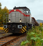 Die 277 809-0  Elmi“ (92 80 1277 809-0 D-KAF), eine Vossloh MaK G 1700 BB der KAF - Falkenhahn Bau AG (Kreuztal), steht am 12 Oktober 2025 mit einem Schotterzug im Bahnhof Herdorf. Mit dem Zug werden später die neuen Weichen 25 und 26 eingeschottert. 
Die Vossloh MaK G 1700 BB wurde 2001 von Vossloh in Kiel 2001 unter der Fabriknummer 1001113 gebaut und an die NE - Neusser Eisenbahn geliefert. Nach dem Zusammenschluss der HGK und der NE zur RheinCargo GmbH & Co. KG, fuhr sie noch als RHC 277 809-0. Anfang 2014 ging sie an die Vossloh Locomotives GmbH (92 80 1277 809-0 D-VL) und war 1 ½ Jahre als Mietlok unterwegs, bis sie im Juni 2015 an die Michael Bugdoll Bau- und Sicherungsarbeiten e. K in Dorsten ging, als diese konnte ich sie auch mal ablichten. Seit 01.01.2021 ist die Lok nun bei der KAF - Falkenhahn Bau AG (Kreuztal), hier hat sie aber ihren Namen  Elmi“ behalten. 
TECHNISCHE DATEN:
Baujahr: 2001 - 2003
gebaute Stückzahl: 6
Spurweite: 1.435 mm (Normalspur)
Achsfolge: B´B´
Länge über Puffer: 14.700 mm
Drehzapfenabstand: 7.400 mm
Achsabstand im Drehgestell: 2.400 mm
größte Breite: 3.080 mm
größte Höhe über Schienenoberkante: 4.220 mm
Raddurchmesser: 1.000 mm (neu)
kleinster befahrbarer Gleisbogen: 60 m
Dienstgewicht 87,3 t
Kraftstoffvorrat 3.500 l
Motor: MTU-12-Zylinder-Dieselmotor, vom Typ 12V 4000 R20
Leistung: 1.500 kW bei 1800 U/min
Getriebe: Voith L 5r4 zU2
Anfahrzugkraft: 249 kN
Höchstgeschwindigkeit: 100 km/h
Die Vossloh Lokomotive MaK G 1700 BB ist eine dieselhydraulische Lokomotive. Bei der Überarbeitung der Typenpalette nach der Übernahme der MaK durch Vossloh 1998 wurde im 4. Typenprogramm unter der Bezeichnung G 1700 BB der Bau einer vierachsigen Streckenlokomotive mit Mittelführerhaus vorgesehen. Tatsächlich handelte sich zunächst um eine Weiterentwicklung der G 1206. Die Maschine wurde in einigen Details an die Lokomotiven des 4. Typenprogramms angepasst. Dies betraf in erster Linie den Rahmen, der so geändert wurde, dass die neuen Standarddrehgestelle verwendet werden konnten. Dabei wurden die Rahmenenden so umgestaltet, dass die Lokomotiven die im 4. Typenprogramm üblichen Komfortaufstiege erhielten. Ebenfalls geändert wurde der Dieselmotor. Zum Einsatz kam der schon bei den G 1206 für die Dortmunder Eisenbahn verwendete MTU 12V 4000 R20 mit einer unveränderten Leistung von 1.500 kW bei 1.800 U/min. Die übrigen Komponenten der G 1700 BB blieben gegenüber der G 1206 weitgehend unverändert.
Der Dieselmotor ist ein wassergekühlter MTU 90°-V12-Zylinder-Viertakt-Dieselmotor mit Common-Rail-Einspritzung, OHV-Ventilsteuerung, Registeraufladung mit Ladeluftkühlung. Der Hubraum beträgt 57.199 cm³ (57,2 Liter), die Zylinder haben eine Bohrung von Ø 170 mm × 210 mm Hub. Die Motorabmessungen (LxBxH) sind 2.670 x 1.696 x 2.001 mm, das Gewicht (trocken) beträgt 7.700 kg.
Die ersten beiden Lokomotiven dieses Typs (die KSW Lok 42 und diese hier) wurden im Jahr 2001 ausgeliefert. Ende 2002 bis Anfang 2003 folgten weitere vier Lokomotiven aus Vorratsbauten. Nach diesen sechs Lokomotiven wurde der Bau der G 1700 BB zugunsten der technisch sehr ähnlichen und bereits weiter verbreiteten G 1206 wieder eingestellt.
So ist der Nachfolger die G 1700-2 BB keine Weiteentwicklung der G 1700 BB, sondern um eine komplette Neuentwicklung.  Die 277 809-0  Elmi“ (92 80 1277 809-0 D-KAF), eine Vossloh MaK G 1700 BB der KAF - Falkenhahn Bau AG (Kreuztal), steht am 12 Oktober 2025 mit einem Schotterzug im Bahnhof Herdorf. Mit dem Zug werden später die neuen Weichen 25 und 26 eingeschottert. 
Die Vossloh MaK G 1700 BB wurde 2001 von Vossloh in Kiel 2001 unter der Fabriknummer 1001113 gebaut und an die NE - Neusser Eisenbahn geliefert. Nach dem Zusammenschluss der HGK und der NE zur RheinCargo GmbH & Co. KG, fuhr sie noch als RHC 277 809-0. Anfang 2014 ging sie an die Vossloh Locomotives GmbH (92 80 1277 809-0 D-VL) und war 1 ½ Jahre als Mietlok unterwegs, bis sie im Juni 2015 an die Michael Bugdoll Bau- und Sicherungsarbeiten e. K in Dorsten ging, als diese konnte ich sie auch mal ablichten. Seit 01.01.2021 ist die Lok nun bei der KAF - Falkenhahn Bau AG (Kreuztal), hier hat sie aber ihren Namen  Elmi“ behalten. 
TECHNISCHE DATEN:
Baujahr: 2001 - 2003
gebaute Stückzahl: 6
Spurweite: 1.435 mm (Normalspur)
Achsfolge: B´B´
Länge über Puffer: 14.700 mm
Drehzapfenabstand: 7.400 mm
Achsabstand im Drehgestell: 2.400 mm
größte Breite: 3.080 mm
größte Höhe über Schienenoberkante: 4.220 mm
Raddurchmesser: 1.000 mm (neu)
kleinster befahrbarer Gleisbogen: 60 m
Dienstgewicht 87,3 t
Kraftstoffvorrat 3.500 l
Motor: MTU-12-Zylinder-Dieselmotor, vom Typ 12V 4000 R20
Leistung: 1.500 kW bei 1800 U/min
Getriebe: Voith L 5r4 zU2
Anfahrzugkraft: 249 kN
Höchstgeschwindigkeit: 100 km/h
Die Vossloh Lokomotive MaK G 1700 BB ist eine dieselhydraulische Lokomotive. Bei der Überarbeitung der Typenpalette nach der Übernahme der MaK durch Vossloh 1998 wurde im 4. Typenprogramm unter der Bezeichnung G 1700 BB der Bau einer vierachsigen Streckenlokomotive mit Mittelführerhaus vorgesehen. Tatsächlich handelte sich zunächst um eine Weiterentwicklung der G 1206. Die Maschine wurde in einigen Details an die Lokomotiven des 4. Typenprogramms angepasst. Dies betraf in erster Linie den Rahmen, der so geändert wurde, dass die neuen Standarddrehgestelle verwendet werden konnten. Dabei wurden die Rahmenenden so umgestaltet, dass die Lokomotiven die im 4. Typenprogramm üblichen Komfortaufstiege erhielten. Ebenfalls geändert wurde der Dieselmotor. Zum Einsatz kam der schon bei den G 1206 für die Dortmunder Eisenbahn verwendete MTU 12V 4000 R20 mit einer unveränderten Leistung von 1.500 kW bei 1.800 U/min. Die übrigen Komponenten der G 1700 BB blieben gegenüber der G 1206 weitgehend unverändert.
Der Dieselmotor ist ein wassergekühlter MTU 90°-V12-Zylinder-Viertakt-Dieselmotor mit Common-Rail-Einspritzung, OHV-Ventilsteuerung, Registeraufladung mit Ladeluftkühlung. Der Hubraum beträgt 57.199 cm³ (57,2 Liter), die Zylinder haben eine Bohrung von Ø 170 mm × 210 mm Hub. Die Motorabmessungen (LxBxH) sind 2.670 x 1.696 x 2.001 mm, das Gewicht (trocken) beträgt 7.700 kg.
Die ersten beiden Lokomotiven dieses Typs (die KSW Lok 42 und diese hier) wurden im Jahr 2001 ausgeliefert. Ende 2002 bis Anfang 2003 folgten weitere vier Lokomotiven aus Vorratsbauten. Nach diesen sechs Lokomotiven wurde der Bau der G 1700 BB zugunsten der technisch sehr ähnlichen und bereits weiter verbreiteten G 1206 wieder eingestellt.
So ist der Nachfolger die G 1700-2 BB keine Weiteentwicklung der G 1700 BB, sondern um eine komplette Neuentwicklung.