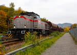 Die 277 809-0  Elmi“ (92 80 1277 809-0 D-KAF), eine Vossloh MaK G 1700 BB der KAF - Falkenhahn Bau AG (Kreuztal), steht am 12 Oktober 2025 mit einem Schotterzug im Bahnhof Herdorf. Mit dem Zug werden später die neuen Weichen 25 und 26 eingeschottert. 
Die Vossloh MaK G 1700 BB wurde 2001 von Vossloh in Kiel 2001 unter der Fabriknummer 1001113 gebaut und an die NE - Neusser Eisenbahn geliefert. Nach dem Zusammenschluss der HGK und der NE zur RheinCargo GmbH & Co. KG, fuhr sie noch als RHC 277 809-0. Anfang 2014 ging sie an die Vossloh Locomotives GmbH (92 80 1277 809-0 D-VL) und war 1 ½ Jahre als Mietlok unterwegs, bis sie im Juni 2015 an die Michael Bugdoll Bau- und Sicherungsarbeiten e. K in Dorsten ging, als diese konnte ich sie auch mal ablichten. Seit 01.01.2021 ist die Lok nun bei der KAF - Falkenhahn Bau AG (Kreuztal), hier hat sie aber ihren Namen  Elmi“ behalten. 
TECHNISCHE DATEN:
Baujahr: 2001 - 2003
gebaute Stückzahl: 6
Spurweite: 1.435 mm (Normalspur)
Achsfolge: B´B´
Länge über Puffer: 14.700 mm
Drehzapfenabstand: 7.400 mm
Achsabstand im Drehgestell: 2.400 mm
größte Breite: 3.080 mm
größte Höhe über Schienenoberkante: 4.220 mm
Raddurchmesser: 1.000 mm (neu)
kleinster befahrbarer Gleisbogen: 60 m
Dienstgewicht 87,3 t
Kraftstoffvorrat 3.500 l
Motor: MTU-12-Zylinder-Dieselmotor, vom Typ 12V 4000 R20
Leistung: 1.500 kW bei 1800 U/min
Getriebe: Voith L 5r4 zU2
Anfahrzugkraft: 249 kN
Höchstgeschwindigkeit: 100 km/h
Die Vossloh Lokomotive MaK G 1700 BB ist eine dieselhydraulische Lokomotive. Bei der Überarbeitung der Typenpalette nach der Übernahme der MaK durch Vossloh 1998 wurde im 4. Typenprogramm unter der Bezeichnung G 1700 BB der Bau einer vierachsigen Streckenlokomotive mit Mittelführerhaus vorgesehen. Tatsächlich handelte sich zunächst um eine Weiterentwicklung der G 1206. Die Maschine wurde in einigen Details an die Lokomotiven des 4. Typenprogramms angepasst. Dies betraf in erster Linie den Rahmen, der so geändert wurde, dass die neuen Standarddrehgestelle verwendet werden konnten. Dabei wurden die Rahmenenden so umgestaltet, dass die Lokomotiven die im 4. Typenprogramm üblichen Komfortaufstiege erhielten. Ebenfalls geändert wurde der Dieselmotor. Zum Einsatz kam der schon bei den G 1206 für die Dortmunder Eisenbahn verwendete MTU 12V 4000 R20 mit einer unveränderten Leistung von 1.500 kW bei 1.800 U/min. Die übrigen Komponenten der G 1700 BB blieben gegenüber der G 1206 weitgehend unverändert.
Der Dieselmotor ist ein wassergekühlter MTU 90°-V12-Zylinder-Viertakt-Dieselmotor mit Common-Rail-Einspritzung, OHV-Ventilsteuerung, Registeraufladung mit Ladeluftkühlung. Der Hubraum beträgt 57.199 cm³ (57,2 Liter), die Zylinder haben eine Bohrung von Ø 170 mm × 210 mm Hub. Die Motorabmessungen (LxBxH) sind 2.670 x 1.696 x 2.001 mm, das Gewicht (trocken) beträgt 7.700 kg.
Die ersten beiden Lokomotiven dieses Typs (die KSW Lok 42 und diese hier) wurden im Jahr 2001 ausgeliefert. Ende 2002 bis Anfang 2003 folgten weitere vier Lokomotiven aus Vorratsbauten. Nach diesen sechs Lokomotiven wurde der Bau der G 1700 BB zugunsten der technisch sehr ähnlichen und bereits weiter verbreiteten G 1206 wieder eingestellt.
So ist der Nachfolger die G 1700-2 BB keine Weiteentwicklung der G 1700 BB, sondern um eine komplette Neuentwicklung.  Die 277 809-0  Elmi“ (92 80 1277 809-0 D-KAF), eine Vossloh MaK G 1700 BB der KAF - Falkenhahn Bau AG (Kreuztal), steht am 12 Oktober 2025 mit einem Schotterzug im Bahnhof Herdorf. Mit dem Zug werden später die neuen Weichen 25 und 26 eingeschottert. 
Die Vossloh MaK G 1700 BB wurde 2001 von Vossloh in Kiel 2001 unter der Fabriknummer 1001113 gebaut und an die NE - Neusser Eisenbahn geliefert. Nach dem Zusammenschluss der HGK und der NE zur RheinCargo GmbH & Co. KG, fuhr sie noch als RHC 277 809-0. Anfang 2014 ging sie an die Vossloh Locomotives GmbH (92 80 1277 809-0 D-VL) und war 1 ½ Jahre als Mietlok unterwegs, bis sie im Juni 2015 an die Michael Bugdoll Bau- und Sicherungsarbeiten e. K in Dorsten ging, als diese konnte ich sie auch mal ablichten. Seit 01.01.2021 ist die Lok nun bei der KAF - Falkenhahn Bau AG (Kreuztal), hier hat sie aber ihren Namen  Elmi“ behalten. 
TECHNISCHE DATEN:
Baujahr: 2001 - 2003
gebaute Stückzahl: 6
Spurweite: 1.435 mm (Normalspur)
Achsfolge: B´B´
Länge über Puffer: 14.700 mm
Drehzapfenabstand: 7.400 mm
Achsabstand im Drehgestell: 2.400 mm
größte Breite: 3.080 mm
größte Höhe über Schienenoberkante: 4.220 mm
Raddurchmesser: 1.000 mm (neu)
kleinster befahrbarer Gleisbogen: 60 m
Dienstgewicht 87,3 t
Kraftstoffvorrat 3.500 l
Motor: MTU-12-Zylinder-Dieselmotor, vom Typ 12V 4000 R20
Leistung: 1.500 kW bei 1800 U/min
Getriebe: Voith L 5r4 zU2
Anfahrzugkraft: 249 kN
Höchstgeschwindigkeit: 100 km/h
Die Vossloh Lokomotive MaK G 1700 BB ist eine dieselhydraulische Lokomotive. Bei der Überarbeitung der Typenpalette nach der Übernahme der MaK durch Vossloh 1998 wurde im 4. Typenprogramm unter der Bezeichnung G 1700 BB der Bau einer vierachsigen Streckenlokomotive mit Mittelführerhaus vorgesehen. Tatsächlich handelte sich zunächst um eine Weiterentwicklung der G 1206. Die Maschine wurde in einigen Details an die Lokomotiven des 4. Typenprogramms angepasst. Dies betraf in erster Linie den Rahmen, der so geändert wurde, dass die neuen Standarddrehgestelle verwendet werden konnten. Dabei wurden die Rahmenenden so umgestaltet, dass die Lokomotiven die im 4. Typenprogramm üblichen Komfortaufstiege erhielten. Ebenfalls geändert wurde der Dieselmotor. Zum Einsatz kam der schon bei den G 1206 für die Dortmunder Eisenbahn verwendete MTU 12V 4000 R20 mit einer unveränderten Leistung von 1.500 kW bei 1.800 U/min. Die übrigen Komponenten der G 1700 BB blieben gegenüber der G 1206 weitgehend unverändert.
Der Dieselmotor ist ein wassergekühlter MTU 90°-V12-Zylinder-Viertakt-Dieselmotor mit Common-Rail-Einspritzung, OHV-Ventilsteuerung, Registeraufladung mit Ladeluftkühlung. Der Hubraum beträgt 57.199 cm³ (57,2 Liter), die Zylinder haben eine Bohrung von Ø 170 mm × 210 mm Hub. Die Motorabmessungen (LxBxH) sind 2.670 x 1.696 x 2.001 mm, das Gewicht (trocken) beträgt 7.700 kg.
Die ersten beiden Lokomotiven dieses Typs (die KSW Lok 42 und diese hier) wurden im Jahr 2001 ausgeliefert. Ende 2002 bis Anfang 2003 folgten weitere vier Lokomotiven aus Vorratsbauten. Nach diesen sechs Lokomotiven wurde der Bau der G 1700 BB zugunsten der technisch sehr ähnlichen und bereits weiter verbreiteten G 1206 wieder eingestellt.
So ist der Nachfolger die G 1700-2 BB keine Weiteentwicklung der G 1700 BB, sondern um eine komplette Neuentwicklung.