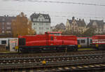 Die HGB V 100.02 – 293 006-3 „Nobby“ (92 80 1293 006-3 D-HGB) der HGB - Hessische Gterbahn GmbH (Buseck) ist am 12.11.2021 beim Bahnhof Gieen abgestellt.