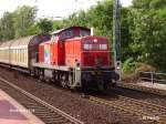 294 377-7 zieht ein gedeckten Gterzug vom Hafen bei Dsseldorf-Vlklingerstrasse.