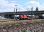 363 708-9 rangiert in Regensburg ost mit ein BMW-Autozug.