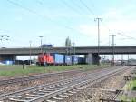 363 116-9 rangiert in Regensburg Ost mit einem Containerzug.