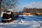 Eine 600mm DIEMA Feldbahnlok mit einem Lorrenzug als Denkmal am 09 Januar.2021 bei dem Betriebshof der Westerwaldbahn (WEBA) auf der Bindweide bei Steinebach/Sieg. Der Typ und Baujahr sind mir unbekannt. Im Hintergrund die an die HERING Bahnbau (Burbach) vermietete 291 972-8 (98 80 3291 972-8 D-NRAIL) eine Sonderbauart MaK G 1600 BB der Northrail (Hamburg) und rechts einige Plasser & Theurer Material-, Förder- und Siloeinheiten MFS 38 (teilweise BSW 2000 - Bunker-Schüttgut-Wagen genannt) der HERING Bahnbau, Burbach,