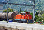 Aus dem Zug heraus, die Em 3/3 163  Rene  (98 85 5837 910-9 CH-LONZA) eine Henschel DHG 500 C der Lonza Group AG (Visp), am 26.05.2023 mit einem Kesselwagenzug im Bahnhof Visp.