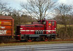 Die V 26.3 (Lok 3), UIC 98 80 3944 005-8 D-WEBA, der Westerwaldbahn (WEBA) eine Jung R 30 B, fährt am 09.03.2016 mit einem Güterzug nach Weitefeld, hier zwischen Elkenroth und  Weitefeld.