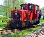 Die O+K Lok V3  NAHMER  der Sauerlnder Kleinbahn (MME  Mrkische Museums-Eisenbahn), ex V3 der Hohenlimburger Kleinbahn AG (HKB) am 23.05.2010 im Bahnhof Hinghausen beim Umsetzen.