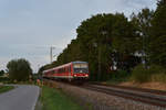 Allmählich verschwand die Sonne am Horizont hinter mir, als 628 627-2 von Mühldorf nach München Hbf am Rande Poings fotografiert wurde.