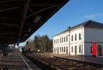 Immerwieder gern lichte ich das fotogene und gepflegte Bahnhofsgebäude in Bischofswerda ab. So auch am 23.12.15, als ein 642-Doppel der Trilex als TLX1 nach Görlitz von Dresden kommend am Gleis 2 einfährt.