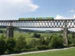 Zwei Regio Shuttles der Wald Bahn am 04.06.2011 bei der berfahrt ber die Regentalbrcke bei Regen.