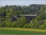 Eine Doppeltraktion 612 auf der Mhlbachbrcke bei Albert. Betrachtet aus der Schweiz. April 2019.