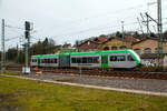 Der Stadler GTW 2/6 - VT 525 118 (95 80 0946 418-0 D-WEBA / 95 80 0646 418-3 D-WEBA / 95 80 0946 918-9 D-WEBA) der Westerwaldbahn des Kreises Altenkirchen GmbH (WEBA)  Daadetalbahn , ex VT 118 der Hellertalbahn, kommt am 11.01.2023, auf Betriebsfahrt vom Betriebshof der WEBA aus Steinebach-Bindweide, in Betzdorf (Sieg) an.

Es ist ein alter Bekannter...
Dieser Triebwagen wurde 1999 bei der DWA in Bautzen (Deutsche Waggonbau AG, heute Bombardier Transportation) unter der Fabriknummer 525/003 für die Hessische Landesbahn (HLB) gebaut und war wie zwei Weitere (VT 116 und 117) an die HellertalBahn GmbH vermietet. Zum Fahrplanwechsel am 13. Dezember 2015 wurde der Nahverkehrsbetrieb an die Hessische Landesbahn übergeben, die die Ausschreibung des Eifel-Westerwald-Sieg-Netzes gewonnen hatte. Zwei der Triebwagen wurde dann an die WEBA verkauft.