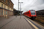 Der Dieseltriebwagen mit Neigetechnik 612 482 / 612 982 (95 80 0612 482-9 D-DB / 95 80 0612 982-8 D-DB), ein Bombardier  RegioSwinger  der DB Regio Bayern, hat als RE 35