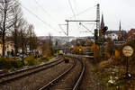 Der VT 204 ABpd (95 80 0640 104-5 D-HEB) ein Alstom Coradia LINT 27 der HLB (Hessische Landesbahn) hat am 22 November 2024, als RB 90  Westerwald-Sieg-Bahn  (Altenkirchen/Westerwald - Au/Sieg - Betzdorf/Sieg – Siegen), den Bahnhof Kirchen/Sieg erreicht. Ich stehe beim Bahnübergang Bü km 120, 915 an der Siegstrecke, direkt vor dem Bahnhof.