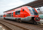 Der VT 641 029 „Neuenmarkt-Wirsberg“ (95 80 0641 029-3 D-DB), ein Alstom Coradia A TER Dieseltriebwagen besser bekannt als „Wal“ der DB Regio, als RE (Main-Saale-Express) nach Bayreuth, am 26.03.2016 beim Halt im Bahnhof Neuenmarkt-Wirsberg.

Der Triebwagen wurde 2001 bei Alstom (LHB) in Salzgitter unter der Fabriknummer 29 gebaut.

Diese einteiligen Dieseltriebwagen der BR 641 sind Alstom Coradia A TER Triebwagen. Ihre Entwicklung begann als Gemeinschaftsprojekt der Deutschen Bahn AG und der franzsischen SNCF mit den Schienenfahrzeugherstellern De Dietrich Ferroviaire und Linke-Hofmann-Busch. Sie wurden arbeitsteilig von diesen heute als Alstom Transport Deutschland und Alstom DDF zum Alstom-Konzern gehrenden Unternehmen hergestellt. TER steht fr Transport express rgional.

Einteiliger Triebwagen fr den Einsatz auf Nebenstrecken in lndlichen und dnn besiedelten Gebieten. Bei dieser Baureihe handelt es sich um einen Leichttriebwagen mit unterflur angeordneter Antriebsanlage. Im Gegensatz zum VT 640 ist die Baureihe 641 mit zwei Antriebsanlagen ausgestattet und auf Grund der guten Motorisierung auch fr steigungsreiche Strecken vorgesehen.

Der Wagenkasten setzt sich aus der Fahrgastzelle und zwei GFK-Vorbauten zusammen. Dabei fungieren die Vorbauten als „Knautschzone“, sie fangen im Kollisionsfall die Aufprallenergie weitgehend ab. Die zwei Schwenkschiebetren je Fahrzeugseite sind nicht doppel- sondern nur einflgelig ausgefhrt. An einen der Einstiegrume schliet sich ein kleiner Mehrzweckraum an, in den eine behinderten-freundliche Sanitrzelle integriert ist.

Von diesem Leichttriebwagen befindet sich 40 Fahrzeugen bei der DB AG, mehr als 340 Fahrzeugen (X-TER 73 500) bei der SNCF und 6 Fahrzeugen (Srie 2100) bei der CFL im Einsatz.
Die spurtstarken Triebwagen mit unterflur angeordneten Antriebsanlagen fahren vor allem im Personenverkehr mit schwachem bis mittlerem Fahrgastaufkommen.

Wegen seinem charakteristischen Aussehen, haben die Triebwagen in Deutschland den Spitznamen „Wal“ und in Frankreich (wo sie meist eine blaue Farbgebung haben) den Spitznamen Baleine bleue (Blauwal) bekommen.

Technische Daten:
Achsfolge: (1A)’(A1)’
Spurweite: 1.435 mm (Normalspur)
Drehgestellabstand: 17.500 mm
Grte Lnge ber Kupplung: 28.888 mm
Grte Breite: 3.044 mm
Grte Hhe: 3.818 mm
Hchstgeschwindigkeit: 120 km/h 
(Die SNCF X 73500 sind in Frankreich fr 140 km/h zugelassen)
Eigengewicht: 55 t
Sitzpltze: 1.Klasse 8; 2.Klasse 55; Klappsitze 17

Motoren:
Anzahl: 2
Art: 6-Zylinder- Viertakt-Common-Rail-Diesel-Motoren (mit Direkteinspritzung)
Typ: MAN D 2866 LUH 21
Leistung: 2 x 257 kW = 514 kW (699 PS)
Anordnung: unterflur, jeweils unter dem Fhrerstand

Getriebe:
Voith-Turbogetriebe, hydraulisch, 2-Gang, Wandler/Kupplung T 211 rze spez. mit Retarder KB 190
Voith-Radsatzgetriebe: mech. SK-445

Scharfenberg Kupplung: Typ 10

Quellen: Oberweibacher Berg- und Schwarzatalbahn; Voith

Persnliche Anmerkung:
Die Triebwagen haben eine sehr gerumigen und bequemen Innenraum. Mit ihnen hat man ein sehr angenehme Reise. Es ist mir sehr unverstndlich das die DB nur 40 Stck von ihnen hat. Im Vergleich zum LINT 27 (BR 640) finde ich den  Wal  BR 641 angenehmer.