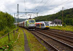 Die an die Dortmunder Eisenbahn GmbH (DE) vermietete SIEMENS Vectron Dual Mode 248 034-1  Phoenix  (90 80 2248 034-1 D-DE) der Captrain Deutschland GmbH fährt am 01 Juli 2024, mit einem Coilzug (Wagen der Gattung Shimmnis-ttu der Ermewa) durch Scheuerfeld/Sieg in Richtung Köln. Rechts wir der an die WEBA (Westerwaldbahn des Kreises Altenkirchen GmbH) vermietete Stadler GTW 2/6 VT 509 109 der HLB (Hessische Landesbahn GmbH), auf Rangierfahrt, überholt. 

Hinten rechts der ehem. Kleinbahnhof Scheuerfeld/Sieg der WEBA (Westerwaldbahn des Kreises Altenkirchen GmbH).