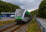 Der Stadler GTW 2/6 - VT 106 (95 80 0946 406-5 D-WEBA / 95 80 0646 406-8 D-WEBA / 95 80 0946 906-4 D-WEBA) der WEBA (Westerwaldbahn des Kreises Altenkirchen GmbH), ex HLB VT 509 106, hat am 28 September 2025 den Hp Niederdreisbach verlassen und fhrt nun als RB 97  Daadetalbahn  (Betzdorf/Sieg - Daaden) weiter in Richtung Daaden. 

Der Dieseltriebzug wurde 1999 bei DWA, Bautzen (Deutsche Waggonbau AG, heute Bombardier Transportation) unter der Fabriknummer 509/003 gebaut. Der elektrische Teil und die Fahrwerke sind von ADtranz aus Schweiz. Der Stadler GTW 2/6 wurde an die HLB (Hessische Landesbahn GmbH) geliefert. Im November 2023 ging er an die WEBA. 
