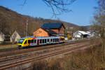 Der VT 260 (95 80 0648 160-9 D-HEB / 95 80 0648 660-8 D-HEB), ein Alstom Coradia LINT 41 der HLB (Hessische Landesbahn), erreicht am 28 Mrz 2025, als RB 96 „Hellertalbahn“ (Betzdorf/Sieg