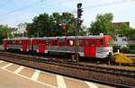 AKN VT2E 32A/B steht abfahrbereit im Bahnhof von Elmshorn.