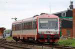 neg VT 71(628/629 071) wird hier mit seinen Fahrgästen aus Dagebüll in den DB Teil des Bahnhofes Niebüll rangiert damit diese dann in den IC umsteigen können.