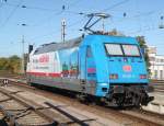 Die neue blau-weie Mrklin-Werbelok 101 071-9 beim Rangieren im Rostocker Hbf.11.10.2015