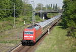 101 070-1 mit IC 2212(Koblenz-Binz)bei der Durchfahrt am 19.05.2017 in Rostock-Kassebohm.