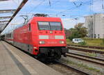 101 063 mit IC 2263(Binz-Hamburg)bei der Ausfahrt im Rostocker Hbf.23.08.2024