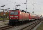 Die Cottbusser 143 065-1 schob ihren 4xWagen-Park von Rostock Hbf nach Stralsund Hbf.aus dem Rostocker Hbf 24.10.2015