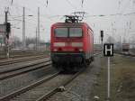 Ganz alleine stand am 30.03.10 die 143 952-0 vor der Einfahrt im Rostocker Hbf.links steht noch ein unbekannter 628er