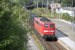 151 020-5 mit dem Röhrenzug für die russische Gaspipeline von Mühlheim nach Mukran bei der Durchfahrt im Haltepunkt Rostock-Kassebohm.13.08.2017