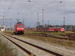 152 077-4 in Hhe Hp Rostock-Toitenwinkel,links steht ein sehr langer Lokzug.(09.09.09)