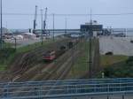 Der Nachmittag`s Gz von Mukran nach Seddin,am 21.Juni 2011,gezogen von 155 221 im Fhrhafen Sassnitz-Mukran.