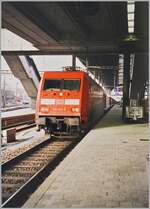 In Basel SBB wartet die DB 101 011-5 miteinme EC/IC auf die Abfahrt in Richtung Deutschland. 

Analogbild vom Februar 1998