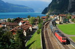 BR 185/521485/eine-db-185-durchfaehrt-mit-einem Eine DB 185 durchfährt mit einem Güterzug Richtung Gotthard am 15.09.2016 Sisikon am Vierwaldstättersee